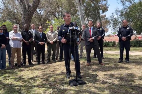 Polizei präsentiert Informationen über tödlichen Angriff auf Moschee in San Diego. Traurige Ereignisse.