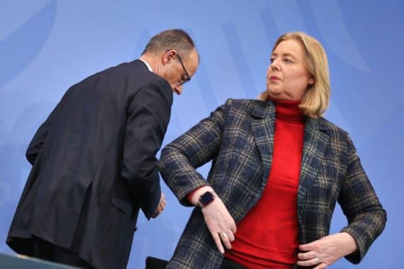 Friedrich Merz und Bärbel Bas diskutieren über Migrationspolitik und öffentliche Skepsis.