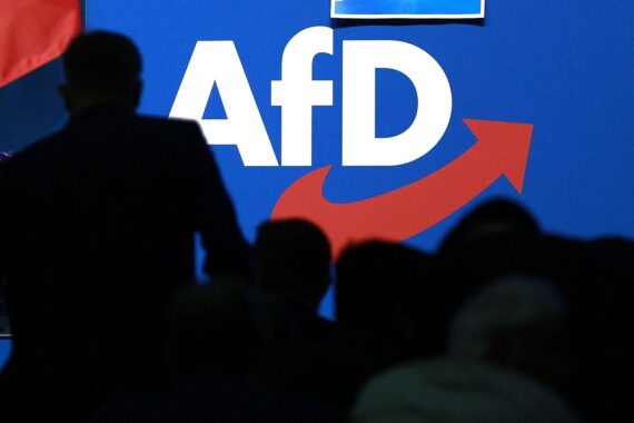 Logo der AfD auf Parteitag, symbolisiert politische Stärke und mögliche Wählergewinne.