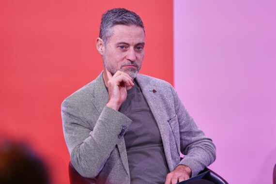 Meron Mendel diskutiert Einfluss Israels auf Holocaustgedenken in Deutschland. Politische Verantwortung erforderlich.