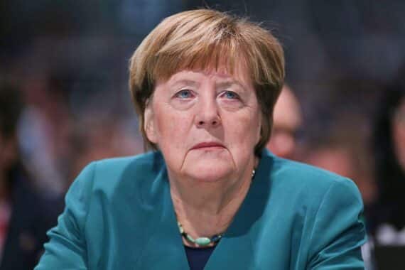 Angela Merkel spricht über ein Stipendium für Jugendliche in schwierigen Lebenslagen.