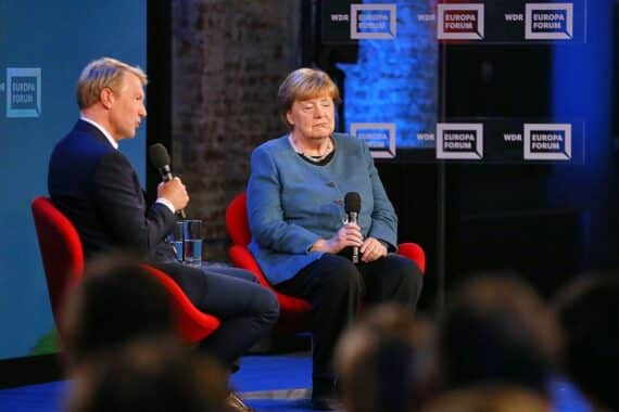 Angela Merkel diskutiert skeptisch über Vermittlerrolle im Ukraine-Krieg bei Europaforum in Berlin.