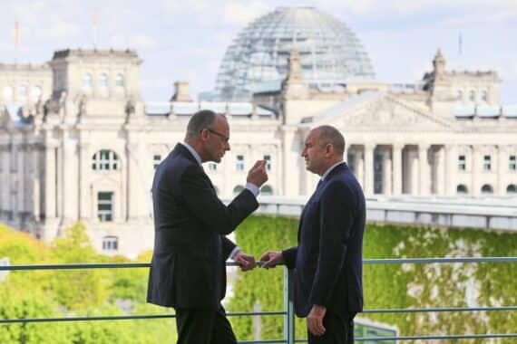 Friedrich Merz und Rumen Radew im Kanzleramt, symbolisieren europäische Solidarität mit der Ukraine.