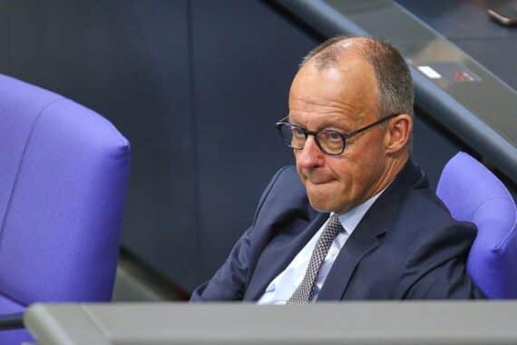 Friedrich Merz in einem politischen Kontext, symbolisiert durch Diskussionen über Kanzlerwechsel und Stabilität.