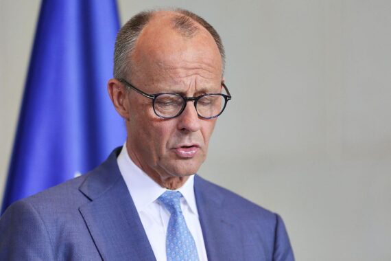 Friedrich Merz bei DGB-Kongress, erhält Gelächter und Buhrufe für umstrittene Aussagen zur Reformagenda.