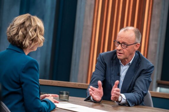 Caren Miosga und Friedrich Merz diskutieren Rente in Berlin, Selbstkritik des Kanzlers sichtbar.