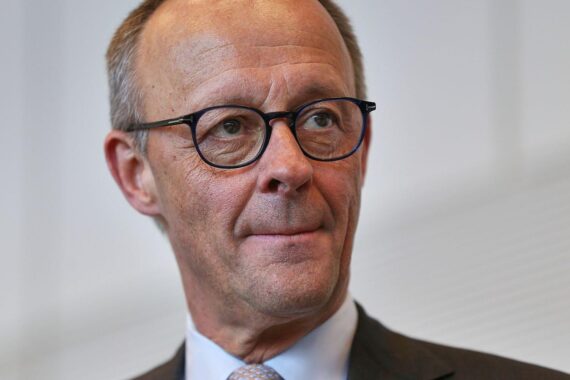 Friedrich Merz spricht beim Katholikentag, Publikum reagiert mit Lachen und Zwischenrufen.