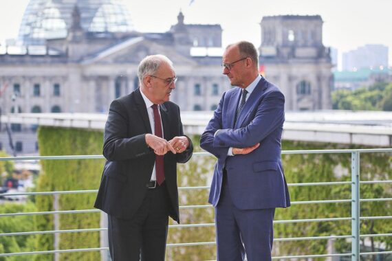 Friedrich Merz und Guy Parmelin bei einem Treffen zur Stärkung der EU-Schweiz-Beziehungen.