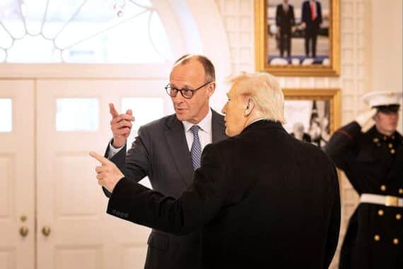 Friedrich Merz telefoniert mit Donald Trump über internationale Konflikte und NATO-Kooperation.
