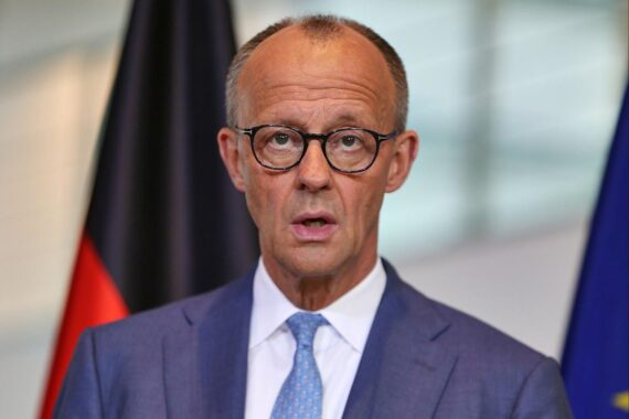 Friedrich Merz verurteilt russische Angriffe auf die Ukraine und bekräftigt Deutschlands Unterstützung.
