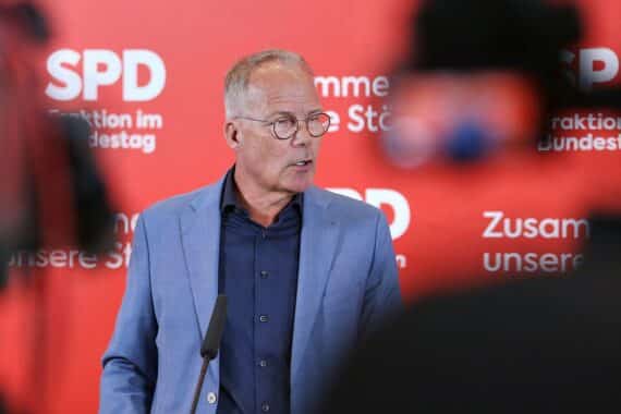 Matthias Miersch warnt vor Demokratiegefährdung durch AfD und appelliert an Bürger für Zusammenhalt.