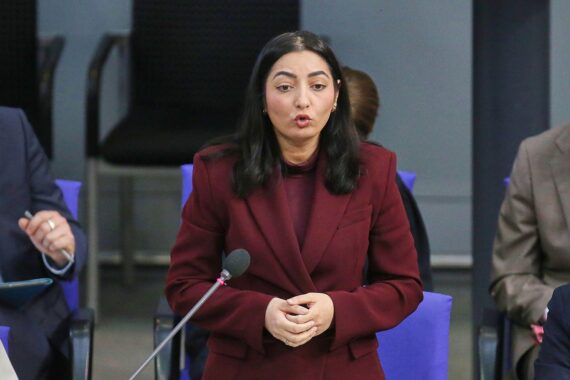Reem Alabali Radovan diskutiert Entwicklungspolitik, globale Herausforderungen und Lösungen für den Globalen Süden.