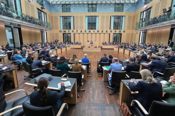 Bilder von einer Bundesratssitzung mit Politikern, die diskutieren und Gesetze überprüfen.