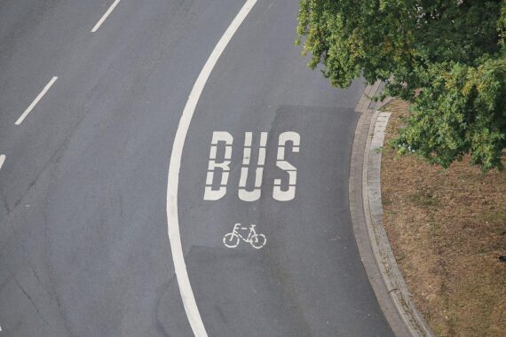 Fahrspur für Busse und Fahrräder symbolisiert zugängliche Mobilität für alle Bürger.