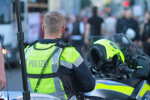 Motorradpolizist kontrolliert Fahrer zur Förderung von Sicherheit und verantwortungsvollem Fahrverhalten.