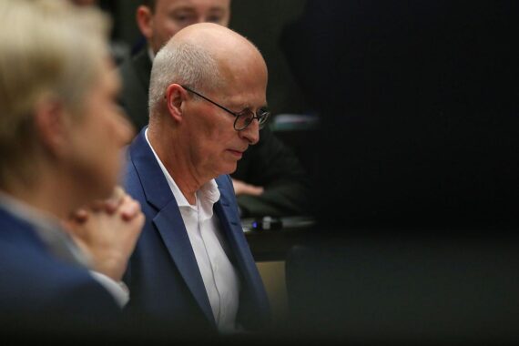 Peter Tschentscher sendet Werbebriefe für Olympia-Referendum, kritisiert von Initiative NOlympia Hamburg.