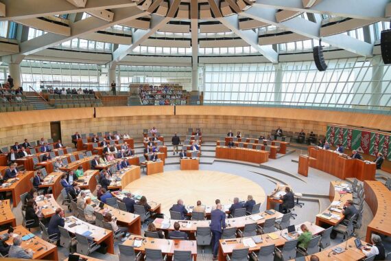 Sitzung des NRW-Landtages mit frustrierten Abgeordneten über verspätete Antworten der Landesregierung.