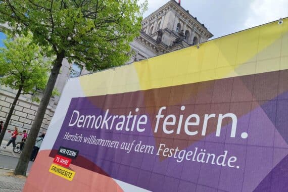 Kritik an Kürzungen des Programms „Demokratie Leben“ während der Gedenkveranstaltung in Düsseldorf.