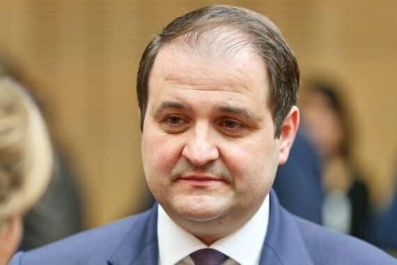 Nathanael Liminski spricht über Zusammenarbeit mit Yad Vashem und Verantwortung im Holocaust-Gedenken.