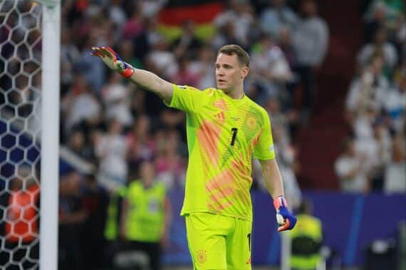 Manuel Neuer jubelt im DFB-Trikot, während er den Kader für die WM präsentiert.
