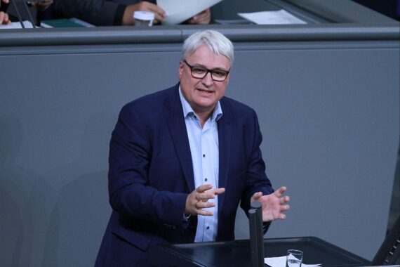Sönke Rix spricht über Demokratievertrauen und politische Bildung in Deutschland.