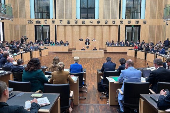 Bundesratssitzung mit politischen Entscheidern, Diskussion über Entlastungsprämie, Ministerpräsident Olaf Lies im Fokus.