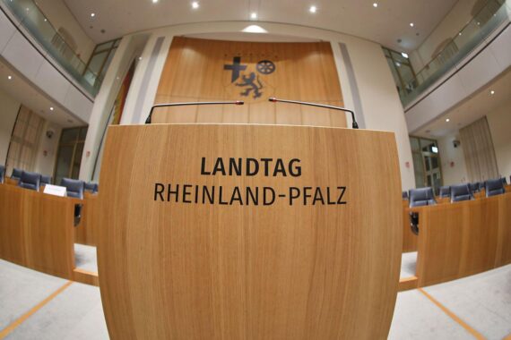 Ministerpräsident Schnieder mit Nina Weise und Sonja Bräuer, neue Regierungssprecherinnen Rheinland-Pfalz.