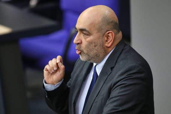 Omid Nouripour kritisiert Außenpolitik der Bundesregierung, fordert Initiative in den Iran-Verhandlungen.