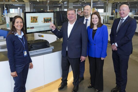 Eröffnung neuer CT-Scanner am Flughafen Nürnberg durch Minister und Regierungsvertreter. Moderne Sicherheitskontrolle.