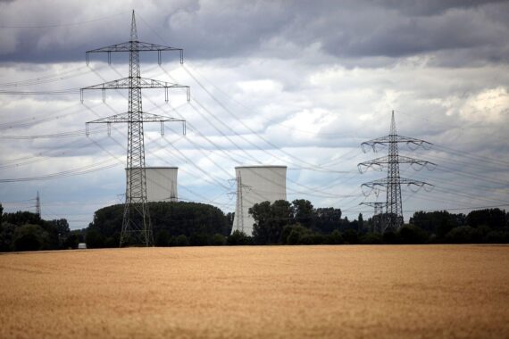 Atomkraftwerk mit grau-blauem Himmel; kritische Diskussion über Kernenergie und erneuerbare Energien.
