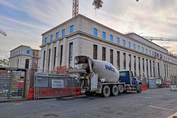 Baustelle am Sitz der Federal Reserve, symbolisiert Übergang und Herausforderungen für neue Fed-Leitung.