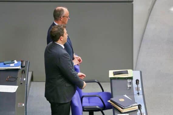 Friedrich Merz und Lars Klingbeil diskutieren Reformen zur Rente und Wirtschaftsfragen in Berlin.