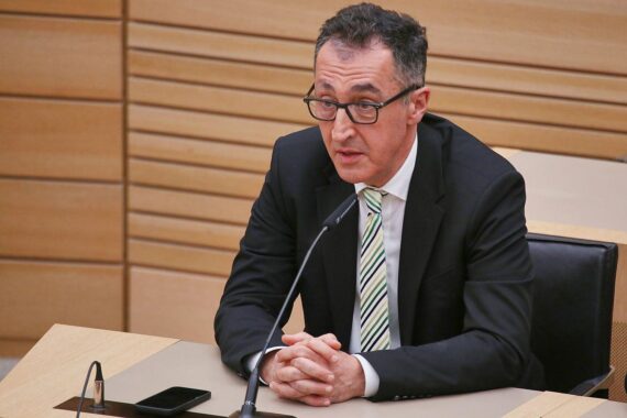 Cem Özdemir, Badens-Württemberg Ministerpräsident, symbolisiert Hoffnung für Kinder mit Migrationshintergrund.