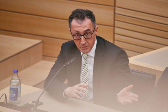Cem Özdemir wird als Ministerpräsident von Baden-Württemberg gewählt, trotz interner Widerstände.