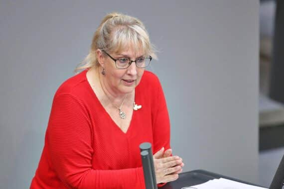 Ina Latendorf diskutiert im Bundestag über Diätenerhöhung und politischen Druck der Opposition.