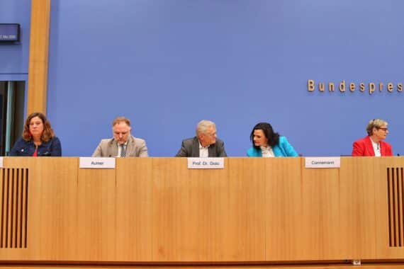 Diskussion im Bundestag über Widerspruchsregelung zur Organspende, symbolisiert durch motivierte Politiker.