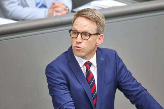 Marc Henrichmann diskutiert Verfassungsschutz und AfD: Abwägungen zwischen Sicherheit und Zusammenarbeit.