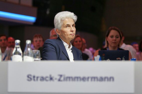 Marie-Agnes Strack-Zimmermann auf dem FDP-Parteitag, Kandidatur für Parteivorsitz angekündigt.