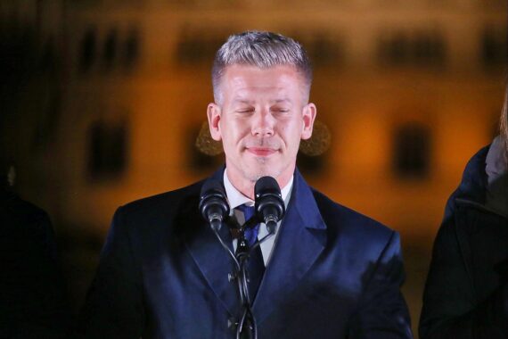 Péter Magyar spricht vor dem Parlament, feierlich nach seiner Wahl zum Ministerpräsidenten.