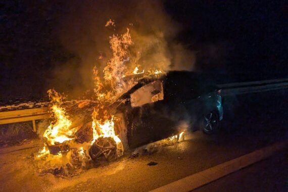 Brennendes Auto auf Autobahn, Feuerwehr im Einsatz, Familie gerettet, Flammen hoch.