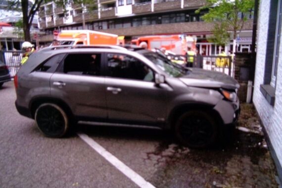 Pkw fährt gegen Hauswand in Bensberg, Fahrer verletzt, Feuerwehr und Polizei im Einsatz.