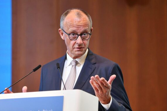 Friedrich Merz spricht bei einer Pressekonferenz über Umfrageergebnisse zur Bundestagswahl.