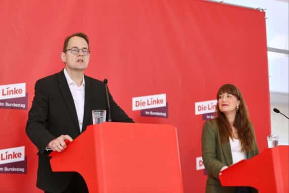 Bild von Sören Pellmann und Heidi Reichinnek, die über aktuelle Umfragen zur Bundestagswahl diskutieren.