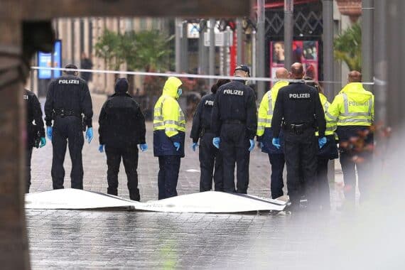 Auto fährt in Menschenmenge, Polizei sichert Tatort nach Amokfahrt in Leipzig.