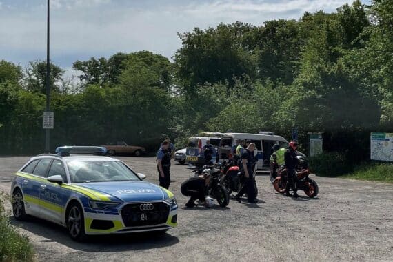 Polizei kontrolliert Motorräder und E-Scooter in Lahnstein; Mängel und Anzeigen festgestellt.