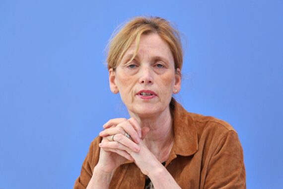 Karin Prien diskutiert Demokratiebildung und Extremismusprävention in einem öffentlichen Setting.