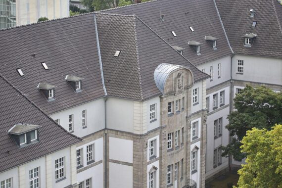 Spielerische Interaktion von Kindern mit KI-Lernmaterialien in einem Bildungsumfeld der Universität.