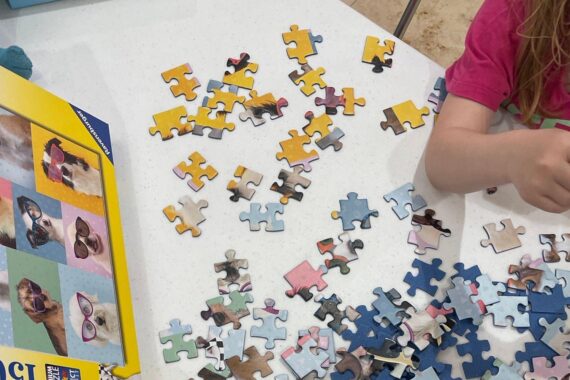 Familien puzzeln am Schlemmermarkt in Friedrichshafen. Spaß, Wettbewerb und Preise erwarten die Teilnehmer.