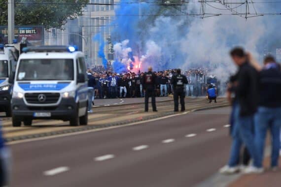 Fans des 1. FC Magdeburg jubeln in der Avnet-Arena während des spannenden Heimspiels.