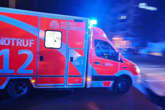 Ein verletzter Radfahrer nach Unfall mit Rettungswagen in Berlin-Schmargendorf.